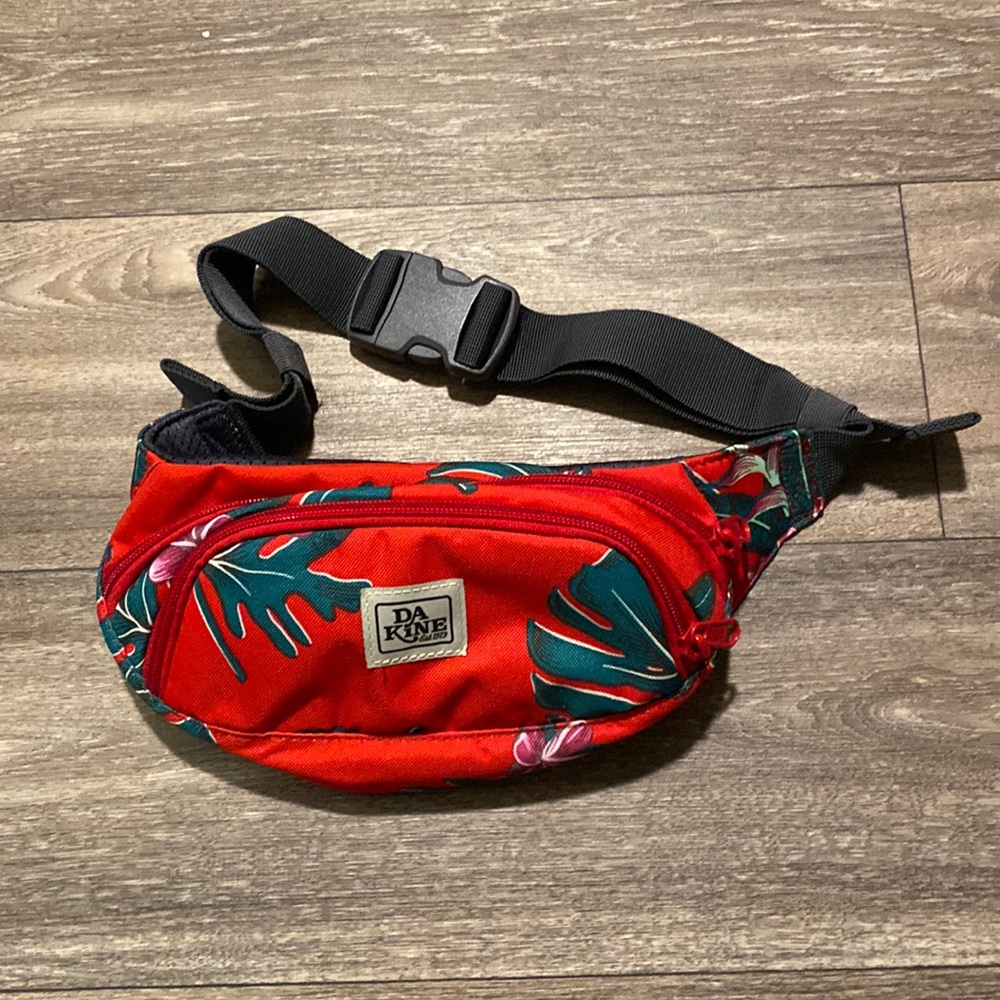 Da Kine waist pack hip pack Fanny pack. Like new floral print